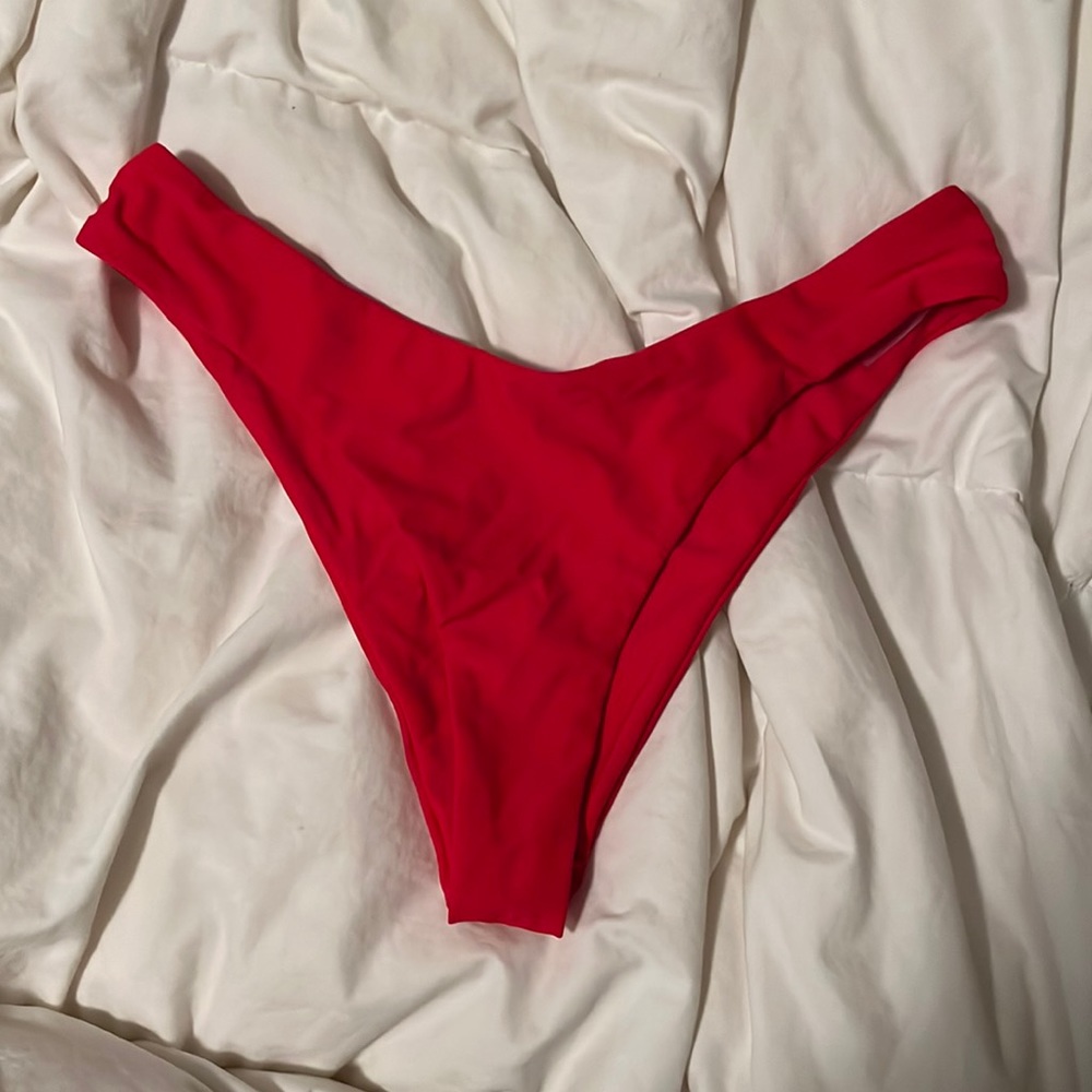 Seamless cheeky bikini bottoms